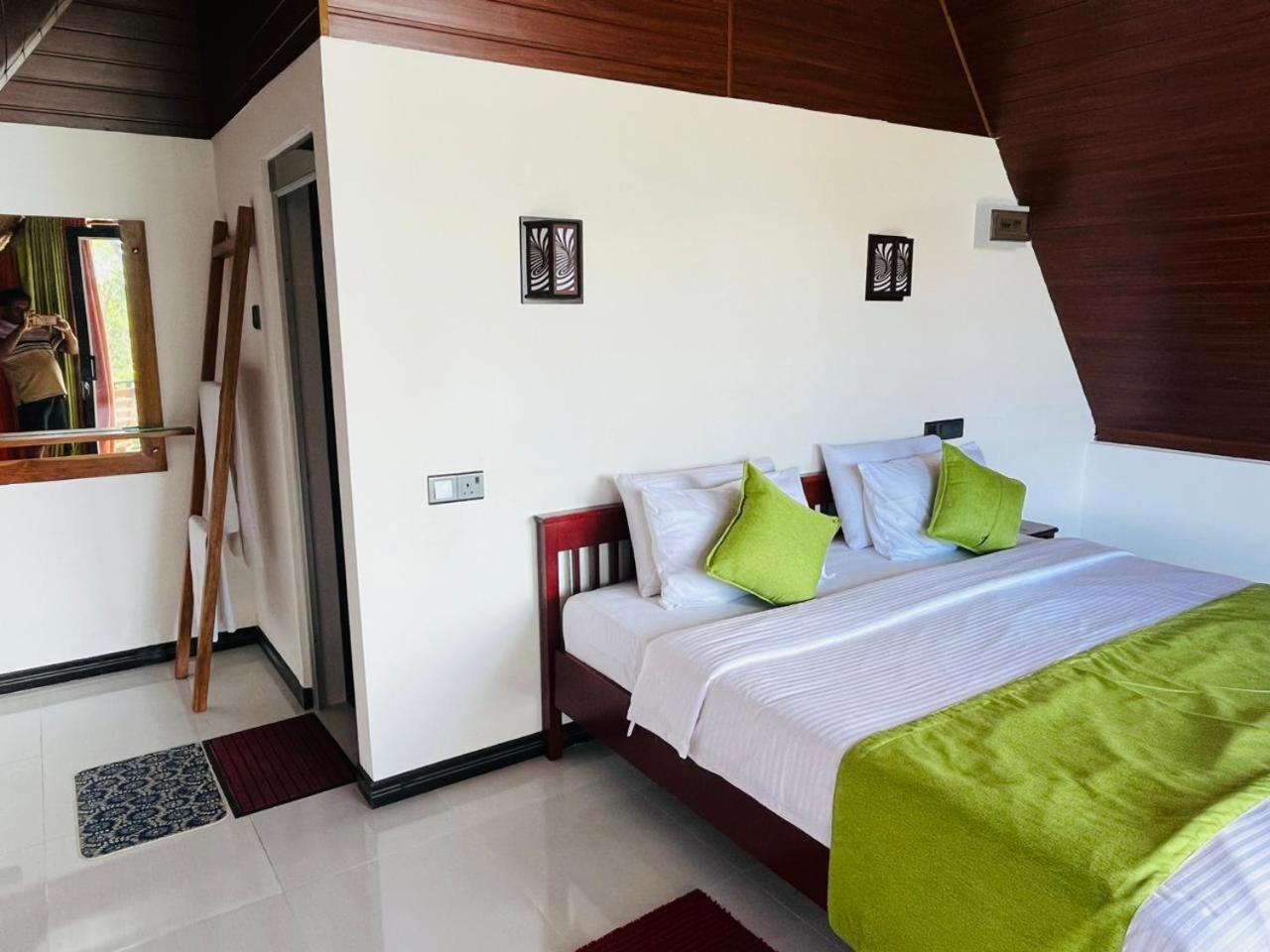 Cloudy Hill Cottage Ella Bagian luar foto